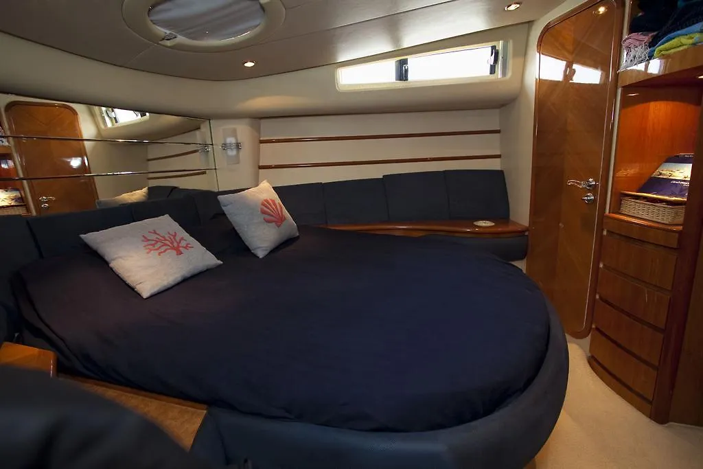 Azimut 46 Hotell Palermo Båthotell